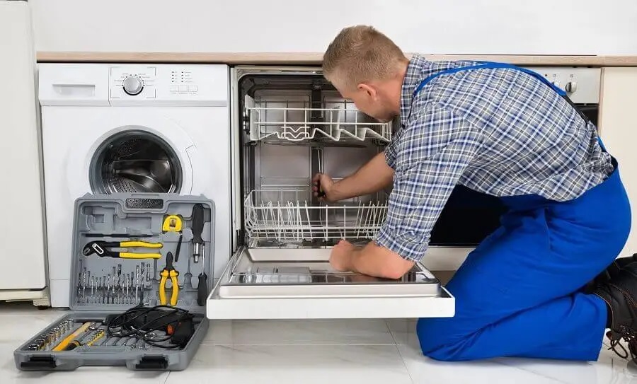 Arifiye Daikin servisi teknisyen ekibi beyaz eşya tamiri yaparken